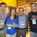 Carolina Varela, da Planet Travel, recebe o prêmio de Eduardo Tiburtius, do Hotel Village Porto de Galinhas, Adaílton Feitosa, da Empetur, e Otaviano Maroja, presidente do Porto de Galinhas CVB Carolina Varela, da Planet Travel, recebe o prêmio de Eduardo Tiburtius, do Hotel Village Porto de Galinhas, Adaílton Feitosa, da Empetur, e Otaviano Maroja, presidente do Porto de Galinhas CVB