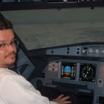 Consul da França conduz o A320 dentro do simulador da Airbus