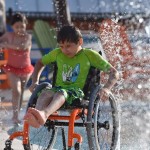 Crianças com deficiências se divertem em parque sem barreiras