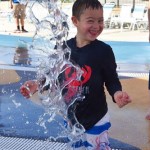 Crianças se divertem em parque aquático inclusivo