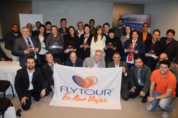 Grupo Flytour investe na capacitação de funcionários; produtividade cresce 27% Equipe da Flytour com os premiados
