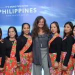 Mari Masgrau, do M&E, com mulheres das Filipinas