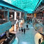 Promenade, uma rua de luxo localizada no deck 6, com teto interativo, chocolateria, lojas e principais restaurantes temáticos