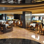 Restaurante Panorama, com capacidade para mais de 600 pessoas,  fica no final do navio, com vista para o mar