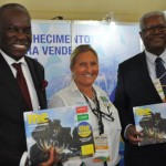 Rosa Masgrau, do M&E, com Nelson Cosme, embaixador da Angola no Brasil, e Paulínio Batista, ministro da Hotelaria e Turismo de Angola