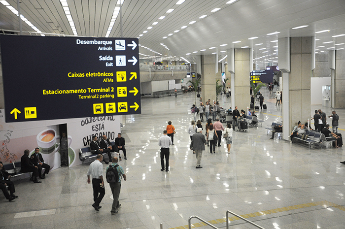 Volume de passageiros no país chega a 81,8 millhões até novembro 1 Segundo a Abear as passagens aéreas no Brasil não são caras quando comparadas a outros destinos