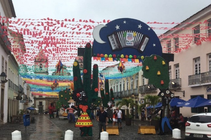 Povo nordestino é tema da decoração do São João da Bahia Os principais bairros de Salvador já ganham as cores das decorações juninas (Foto: Divulgação)