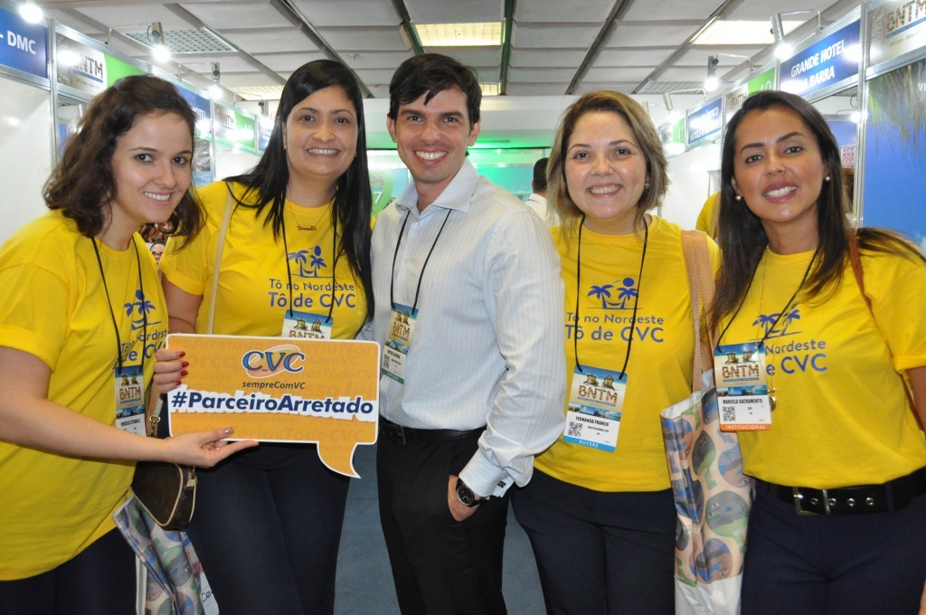 BNTM 2017 reúne 150 investidores e 65 expositores em Salvador; veja fotos Victor Lacerda, do Bahia Othon Palace, com Priscila Stefanelli, Danielle Campos, Fernanda Franco e Marcela Sacramento, da CVC