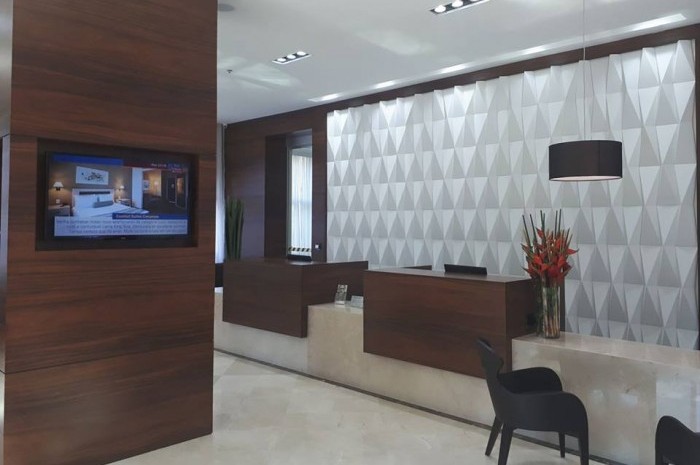 Quality Suites Bela Cintra passa por retrofit; veja o que muda A recepção do Quality Suites Bela Cintra agora está localizada em um local diferente para melhor atender os hóspedes (Foto: Divulgação)