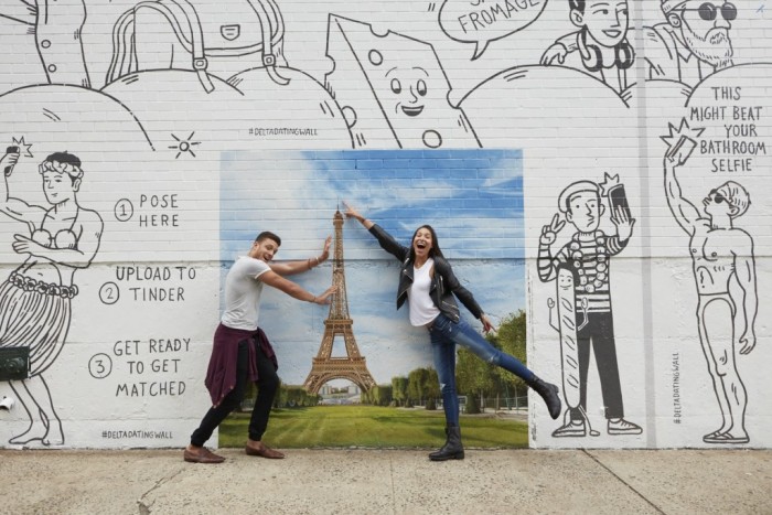 O mural conta com pinturas de diversos destinos como Paris (Foto: Divulgação)
