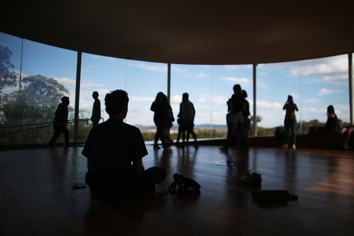O que ver em Inhotim (MG): confira 5 obras imperdíveis 6 Homem medita dentro do Sonic Pavilion (Foto: Roberto Castro | MTur)