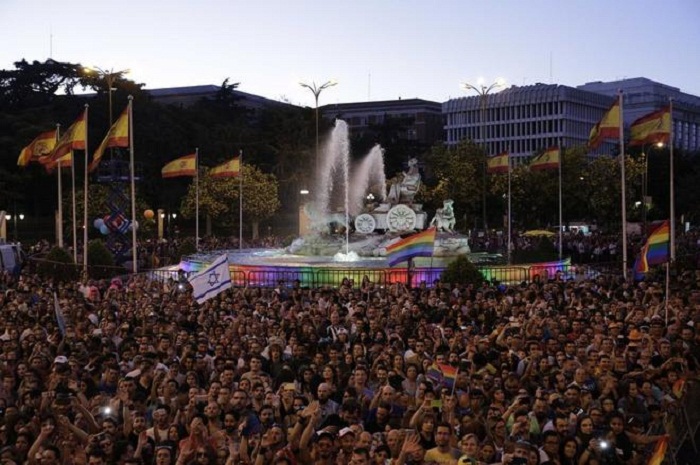Orgulho Gay de Madrid movimenta 115 milhões de euros Entre os participantes, cerca de 900 mil realizaram transações por cartões de crédito e débito, tendo um gasto médio de 50 euros por pessoa (Foto: El Mundo)
