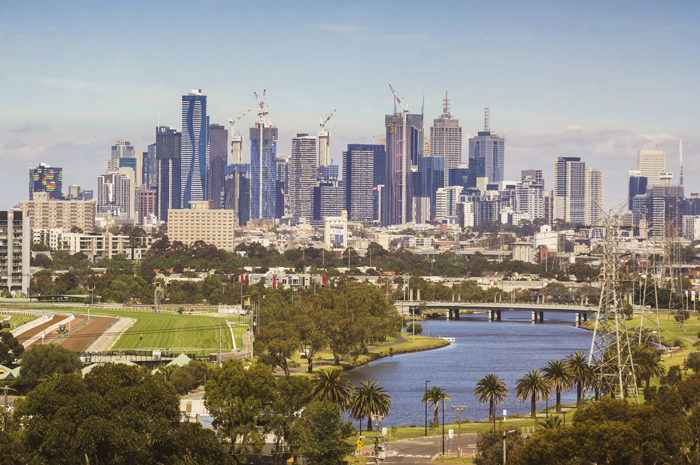 6 destinos para conhecer mais sobre o turfe Skyscrapers in the Melbourne CBD, with the Maribyrnong River before it.