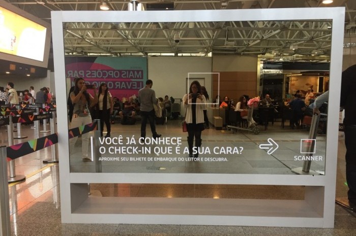 Gol promove reconhecimento facial com espelho interativo no RIOgaleão O aparelho foi colocado no meio do saguão do aeroporto (Foto: Divulgação)