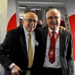 A alegria de José Efromovich e Tarcísio Gargioni na chegada ao Chile
