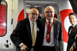 A alegria de José Efromovich e Tarcísio Gargioni na chegada ao Chile