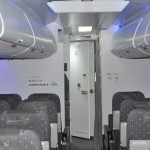 A cabine do 737 foi totalmente recriada em solo para dar uma experiência mais real para os tripulantes A cabine do 737 foi totalmente recriada em solo para dar uma experiência mais real para os tripulantes