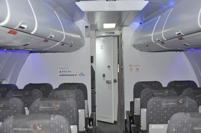 A cabine do 737 foi totalmente recriada em solo para dar uma experiência mais real para os tripulantes A cabine do 737 foi totalmente recriada em solo para dar uma experiência mais real para os tripulantes