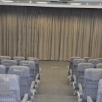 A parte da frente do auditório possui cortinas que podem ser fechadas e tornar o espaço em um palanque de apresentações A parte da frente do auditório possui cortinas que podem ser fechadas e tornar o espaço em um palanque de apresentações