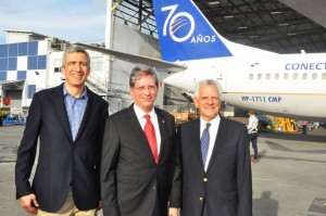Copa Airlines celebra 70 anos com direito a aeronave estilizada; veja fotos Alfredo Fonseca, da Autoridade Aeronáutica Civil, entre Pedro Heilbron e Stanley Motta, da Copa
