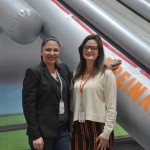 Cláudia Otelo e Cristiane Viana, da Gol, em frente ao escorregador de emergência Cláudia Otelo e Cristiane Viana, da Gol, em frente ao escorregador de emergência