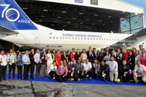 Copa Airlines celebra 70 anos com direito a aeronave estilizada; veja fotos Funcionários reunidos para a foto dos 70 anos da Copa