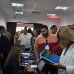 Grande volume de agentes de viagens e representantes do trade na abertura