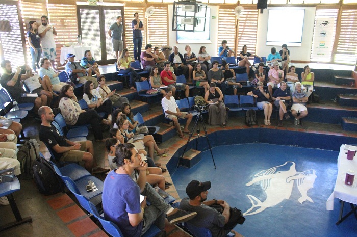 Praia do Forte (BA) tem congresso de turismo de observação de baleias O evento reuniu empresários do turismo além de pessoas interessadas na atividade de observação de baleias (Foto: Divulgação)