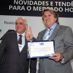 Leonel Pavan recebe placa da ABIH-SC das mãos de Dilson Jatahy Fonseca Jr