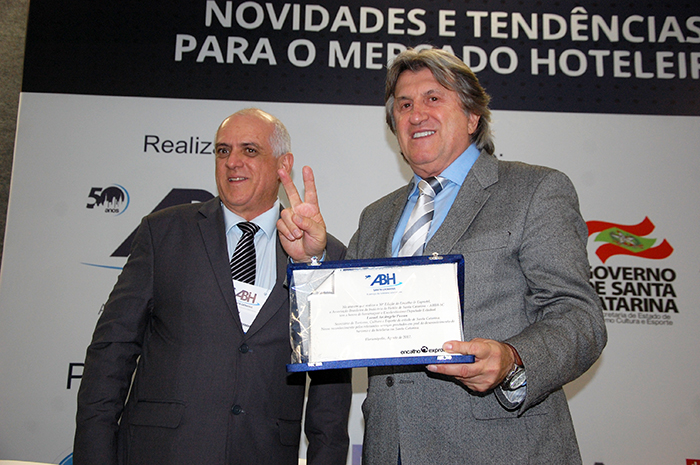 Veja fotos da solenidade de abertura do Encatho e Expotrel Leonel Pavan recebe placa da ABIH-SC das maos de Dilson Jatahy Fonseca