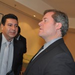 Marcio Tenório, prefeito de Ilhabela, conversando com o ministro Marx Beltrão