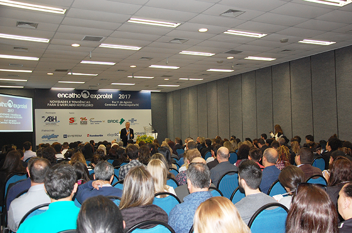 Encatho 2017: capacitação e treinamento são temas de discussão Nas palestras, um grande público