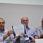 Nilo Sergio entrega ao prefeito de Angra um certificado