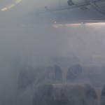 O Mockup do 737 pode se encher de fumaça para simular uma situação de incêndio na aeronave