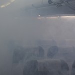 O Mockup do 737 pode se encher de fumaça para simular uma situação de incêndio na aeronave O Mockup do 737 pode se encher de fumaça para simular uma situação de incêndio na aeronave