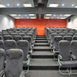 O auditório do local tem poltronas idênticas as usadas nas aeronaves 737 da Gol O auditório do local tem poltronas idênticas as usadas nas aeronaves 737 da Gol