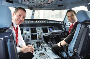 O piloto e co-piloto deste voo inaugural, Francis Barros e Elton Cacefo