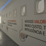 Os corredores de acessos as salas de aula tem janelas de cabines de avião Os corredores de acessos as salas de aula tem janelas de cabines de avião