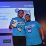 Pedro Gabriel, vencedor do prêmio Promotor de Vendas, com Fernando Gimenez, gerente-Geral de Inteligência de Mercado e Prospecção do grupo