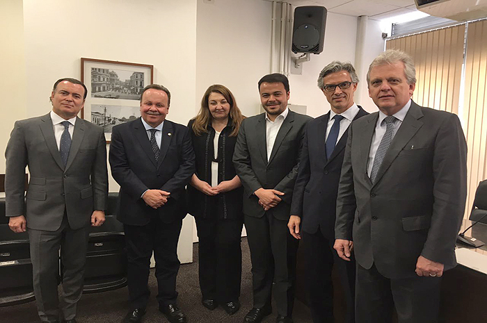 Entidades debatem gargalos do turismo com integrantes do Legislativo Flávio Peruzzi, Deputado Federal Goulart, Magda Nassar, Vereador Rodrigo Goulart, Marco Ferraz, e Edmar Bull
