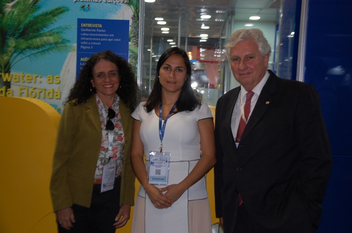 Órgão quer tornar parques do Rio em atrações turísticas 1 Aline Schneider e Manuela Tombellini, do Inea, e Luiz Garcia, do Setur-RJ, estão divugando a ação na Abav Expo