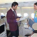 Comissários anotam pedidos dos passageiros Comissários anotam pedidos dos passageiros