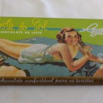 Foram distribuídos chocolates com embalagens da época