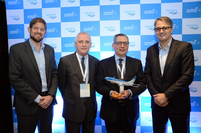 Aerolíneas renova frota em 2020 1 Gonzalo Romero, da Aerolineas Argentinas, Marcos Bednarski, Cônsul Geral Adjunto da Argentina, Luis Castilho, Cônsul Geral Argentina, Diego Garcia, diretor Comercial da Aerolineas (Foto: Eric Ribeiro)
