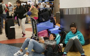 Passageiros aguardam no aeroporto de Miami