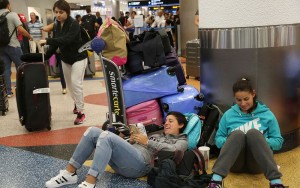 Milhares de voos na Florida são cancelados com a passagem do furacão Irma Passageiros aguardam no aeroporto de Miami