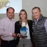 Paula Rorato recebe o prêmio pela da CVC, vencedora da categoria "Operadoras"