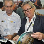 Rosa Masgrau, do M&E mostra a edição do M&E ao governador do MS, Reinaldo Ajambuja