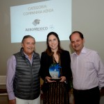 Tomas Barnfather e Ney Neves, da AM Resorts entregam o prêmio a Bruna Freitas, da Aeromexico