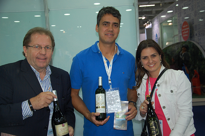 Serra Catarinense aposta na rota das vinícolas com produtos diferenciados 1 Valéria Zanette com Valdir Walendowsky, da Santur e Jason Furtado Jr
